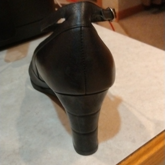 Aerosoles baby boomer black leather wedge shoe with ankle strap, size 8.5 - Picture 8 of 8